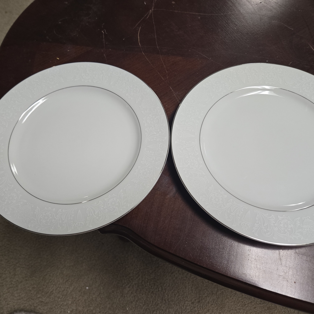 NWOT Vintage Crown Victoria Fine China Lovelace Set Of 2 Dinner Plates